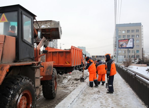 В Волгограде снежные завалы разбирает «лаповый» погрузчик